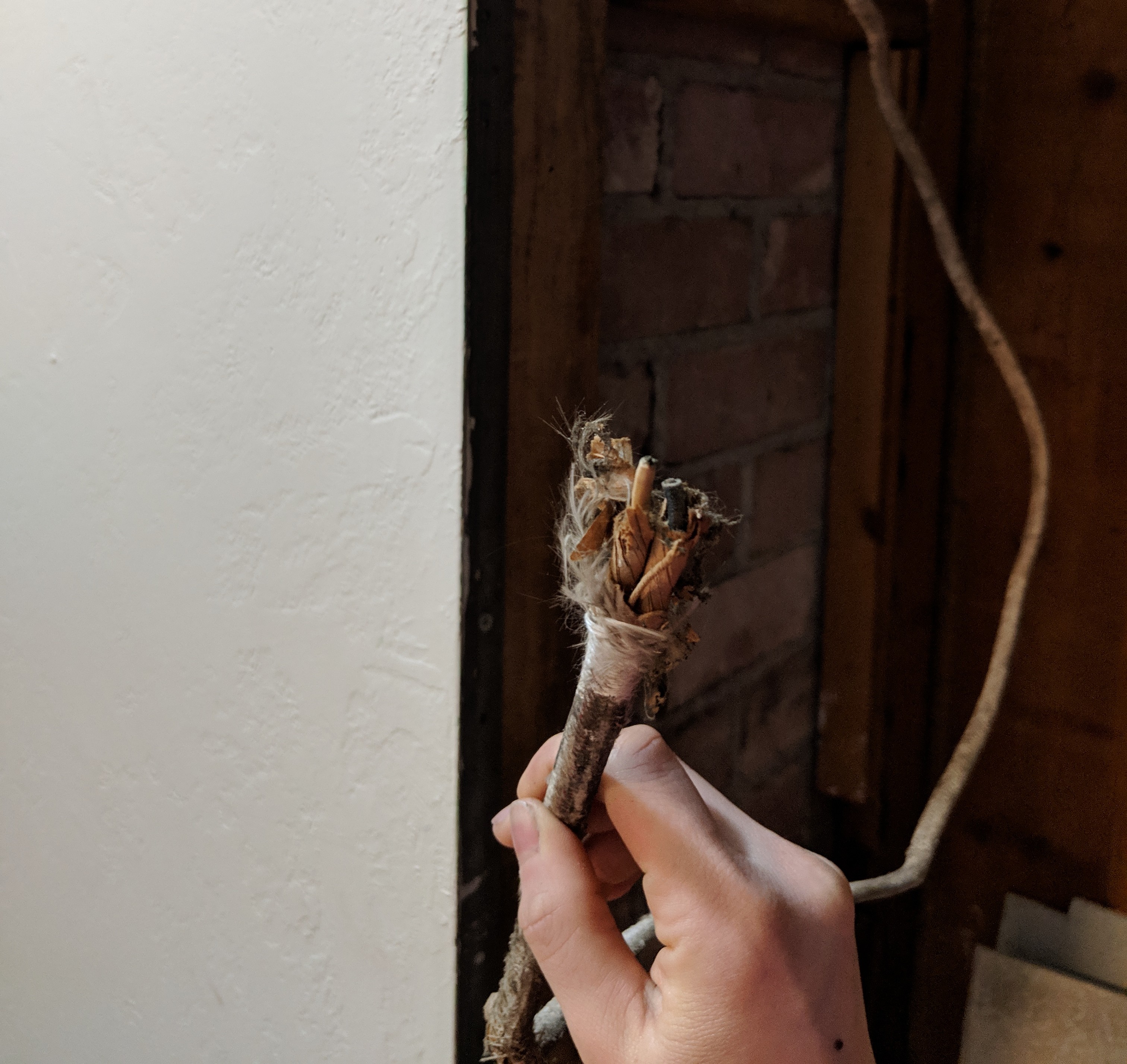 electrical - Can I use old cloth-jacketed wiring to power a new light