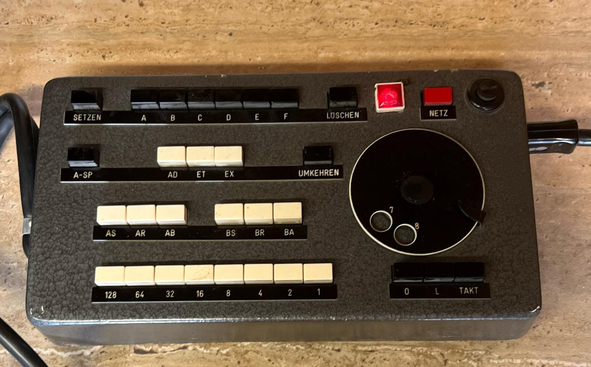 hardware - What is this large device labelled 'Telefunken Datenspeicher