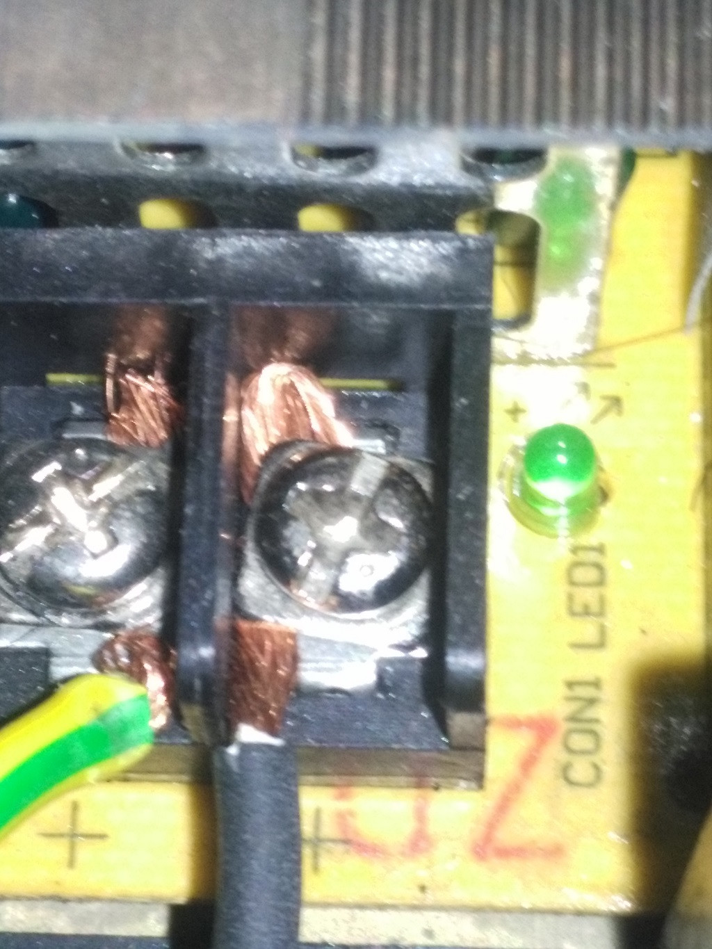 LED 12 V, 30 A power supply blinking and 0 V output - Electrical