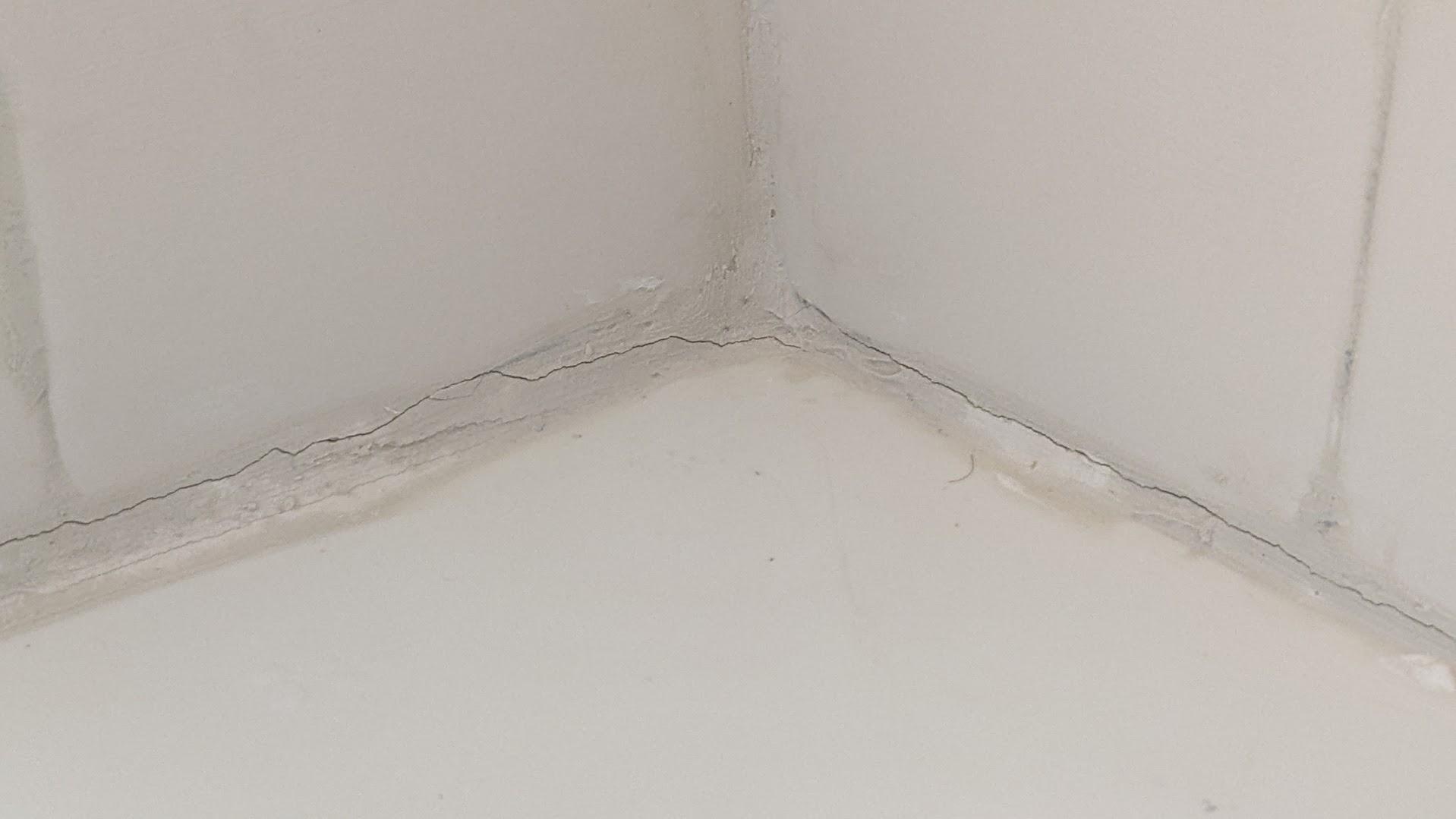 bathtub - New caulk on tub splitting after just a few weeks - Home