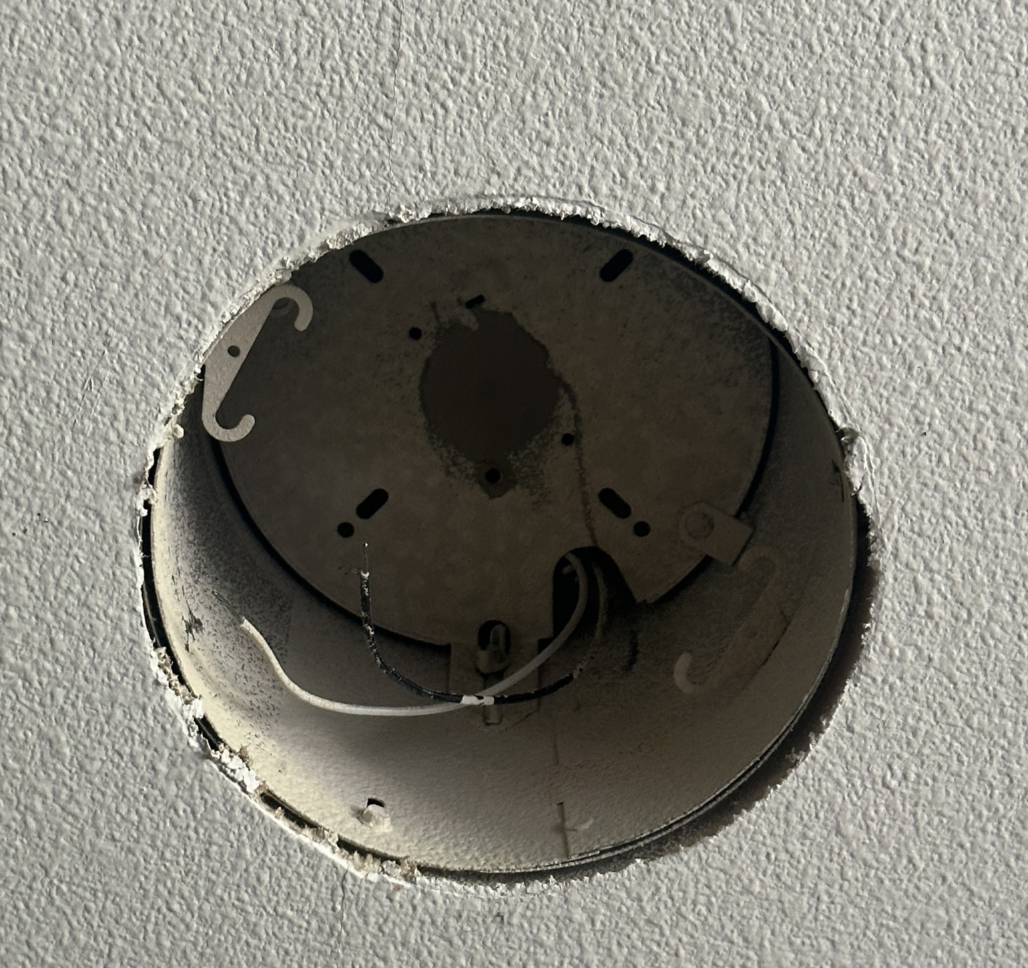 lighting - Ceiling light fixture bracket - Home Improvement Stack Exchange