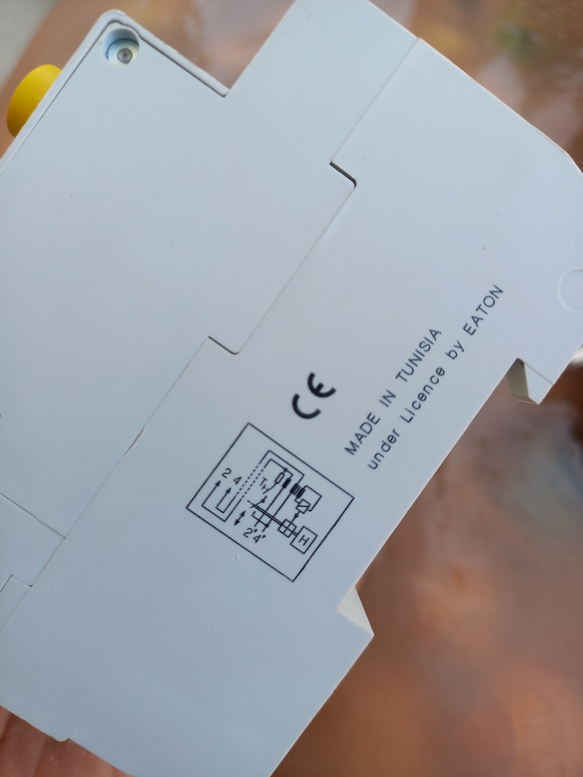 circuit protection - How to plug phase and neutral on this differential