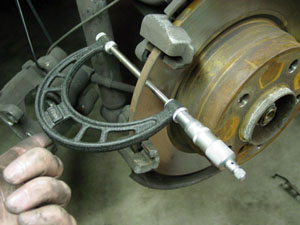 What are the visual signs that brake rotors must be replaced? - Motor