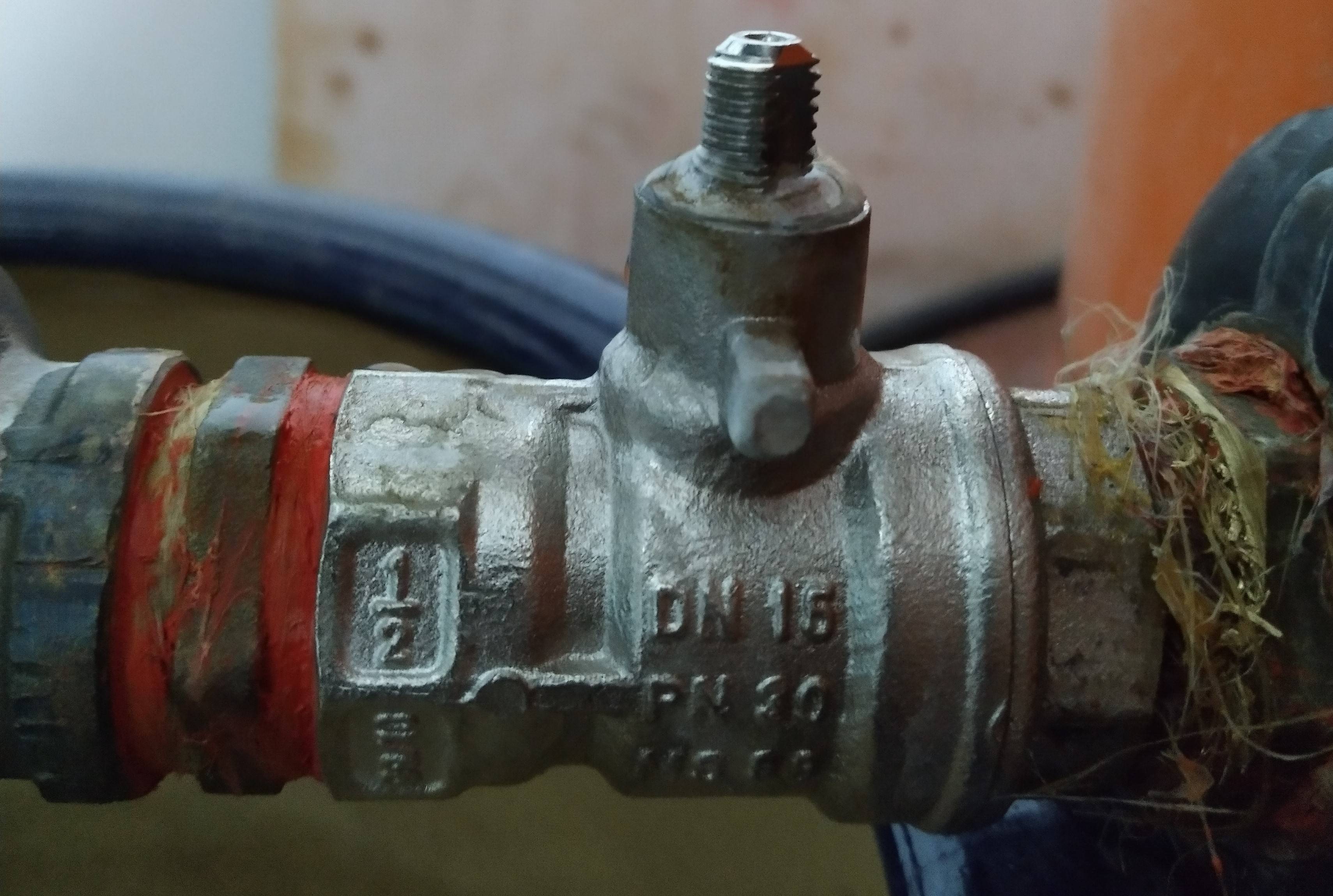 Can COMAP leaking ball valve be fixed without removing it? - Home