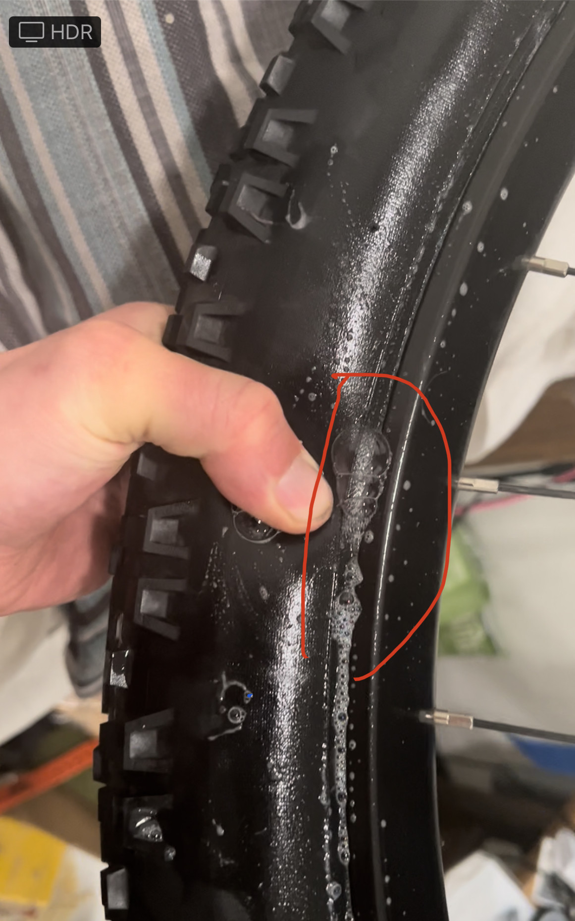 tire Tubeless holding high psi, leaking at rim/bead during low