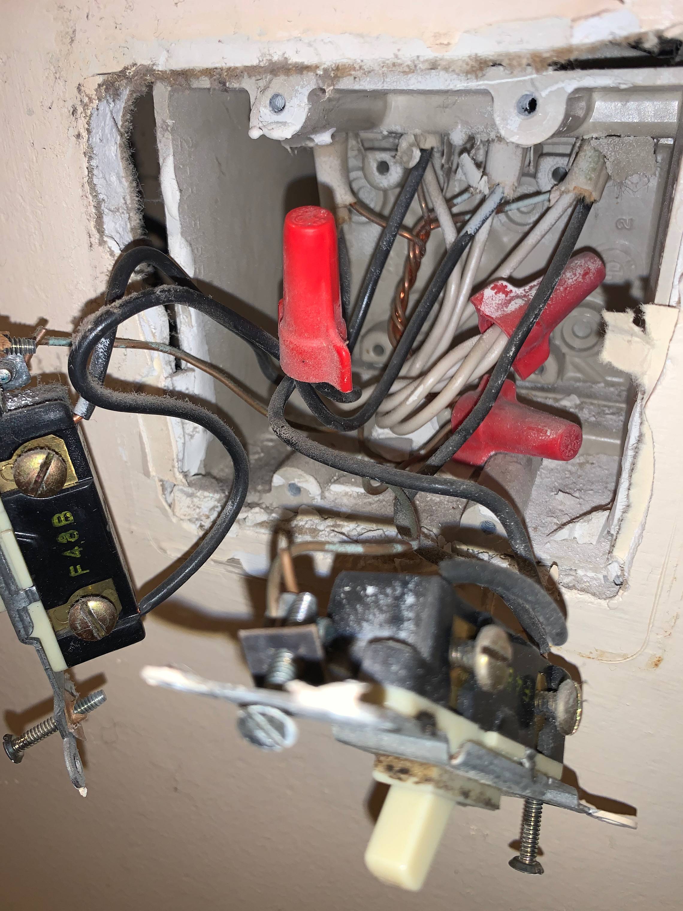 electrical - Light fixture wiring - black to black, or white to black