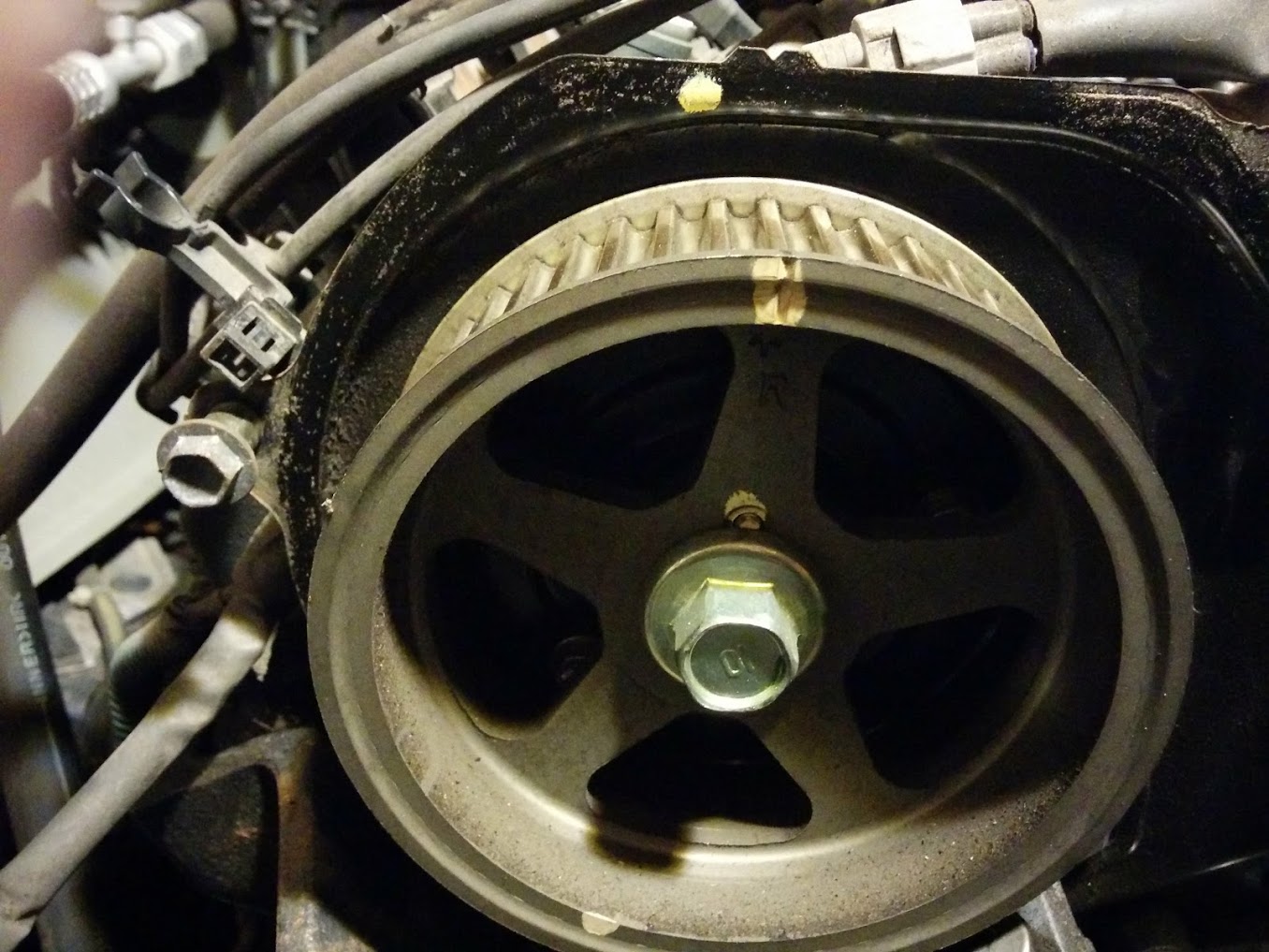 toyota Why are these cam pulleys constructed differently? Motor