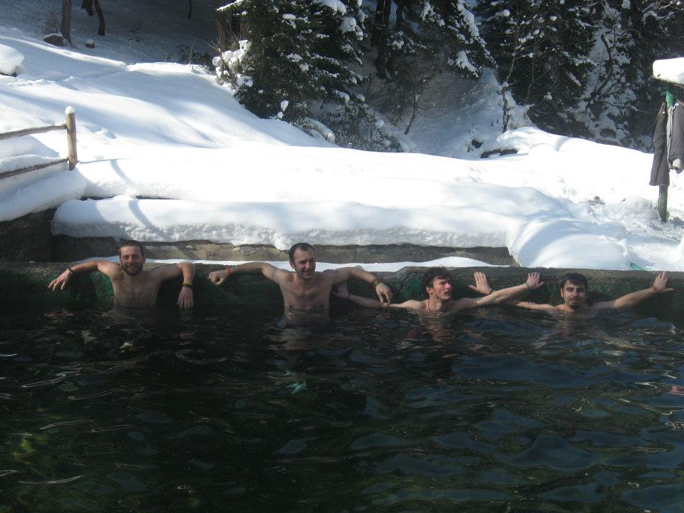 Are there open air hot springs in natural settings in the mountains of