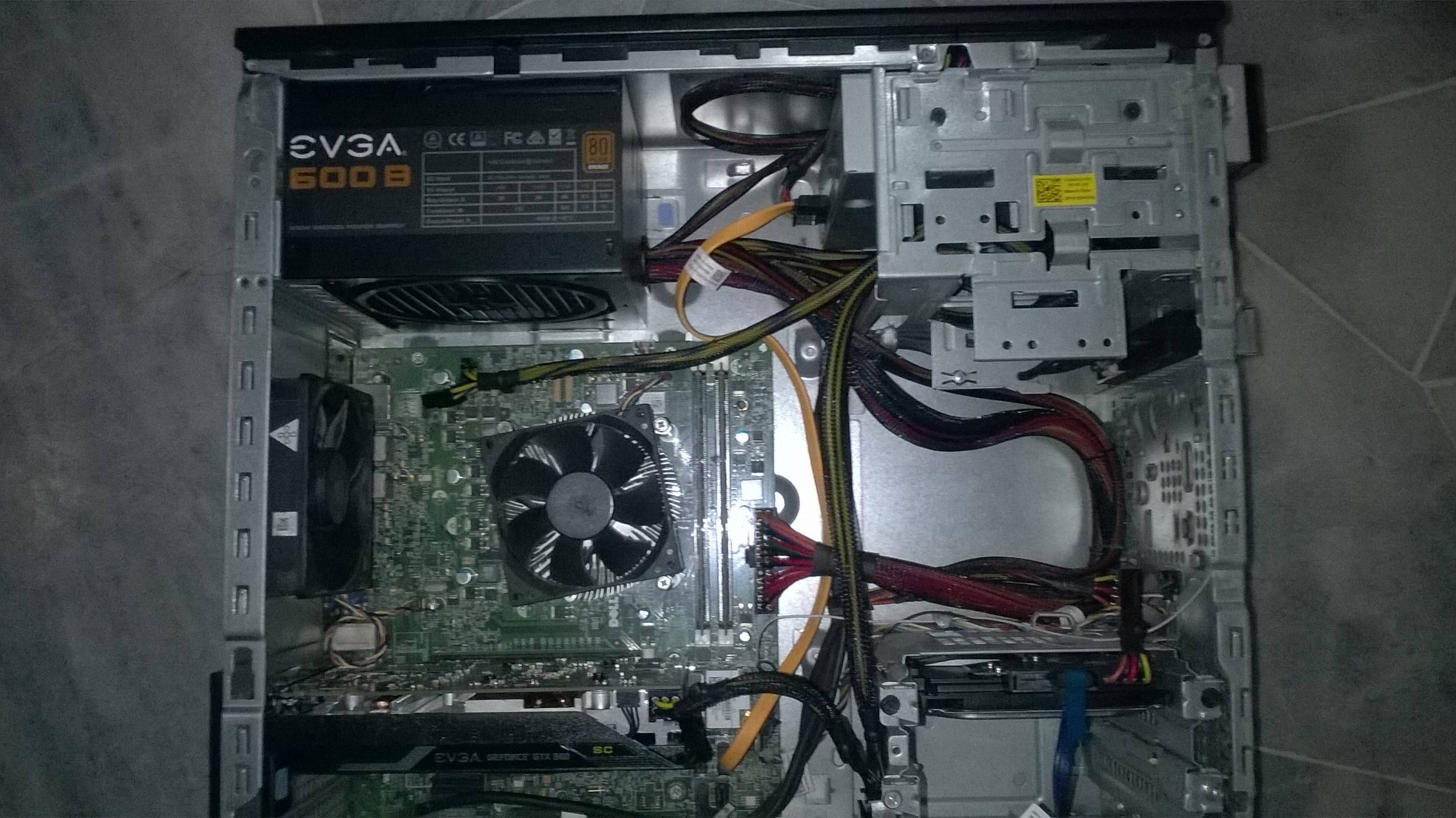 予備の冷却ファンに投資することなく、内蔵PCケーシング内の空気の流れを改善し、温度を下げることができる方法は何ですか？