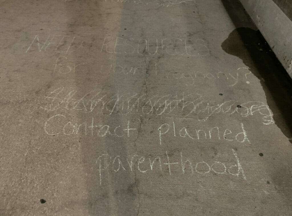 united states Is it legal to remove chalk drawings on public property