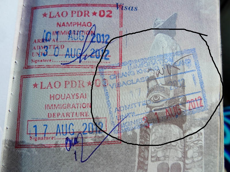 Does the Lao visa on arrival at the Thai border require a