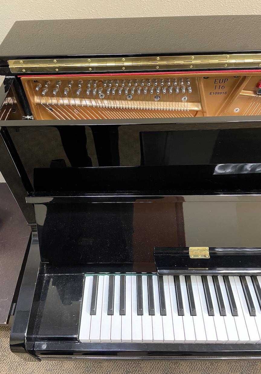 construction Why do many acoustic pianos have a wooden block to the