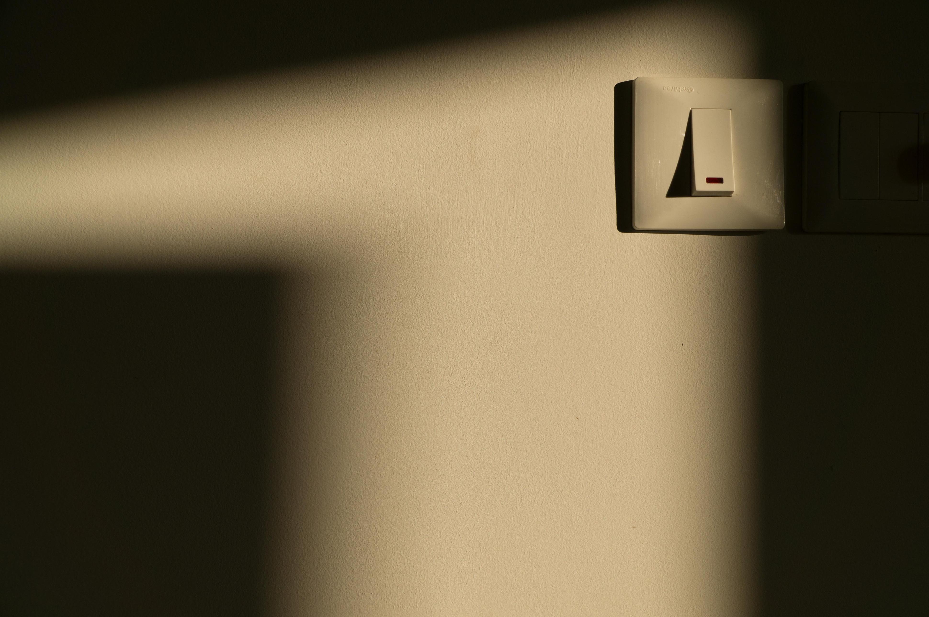 color How do I accurately capture the colour of sunlight on a wall