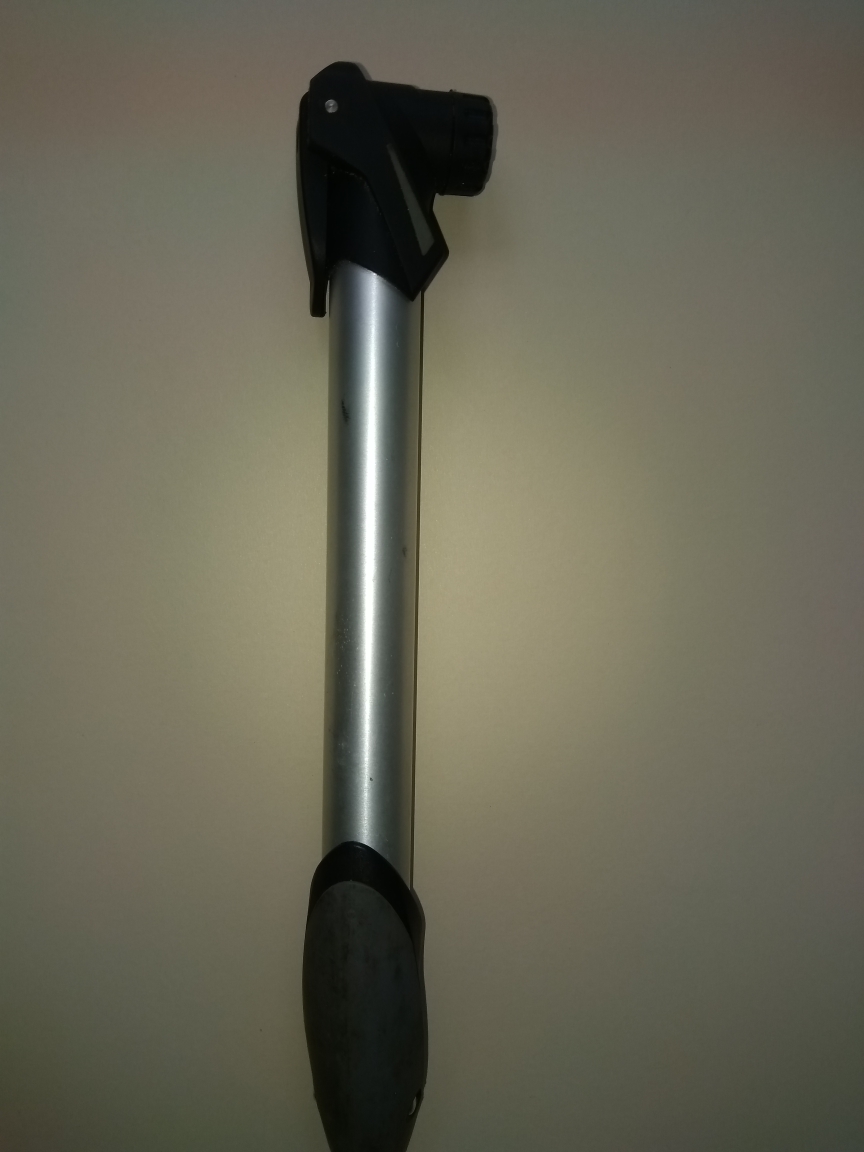 How does this hand pump work