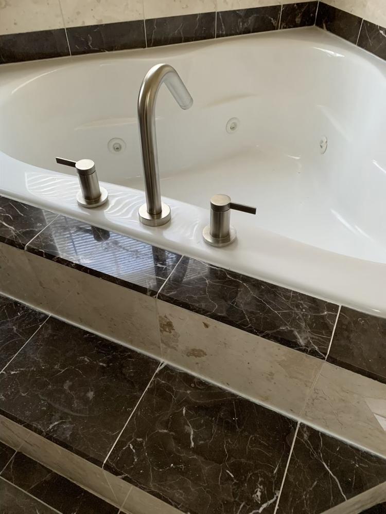 bathtub - Jacuzzi tub hot water valve locked in place - Home