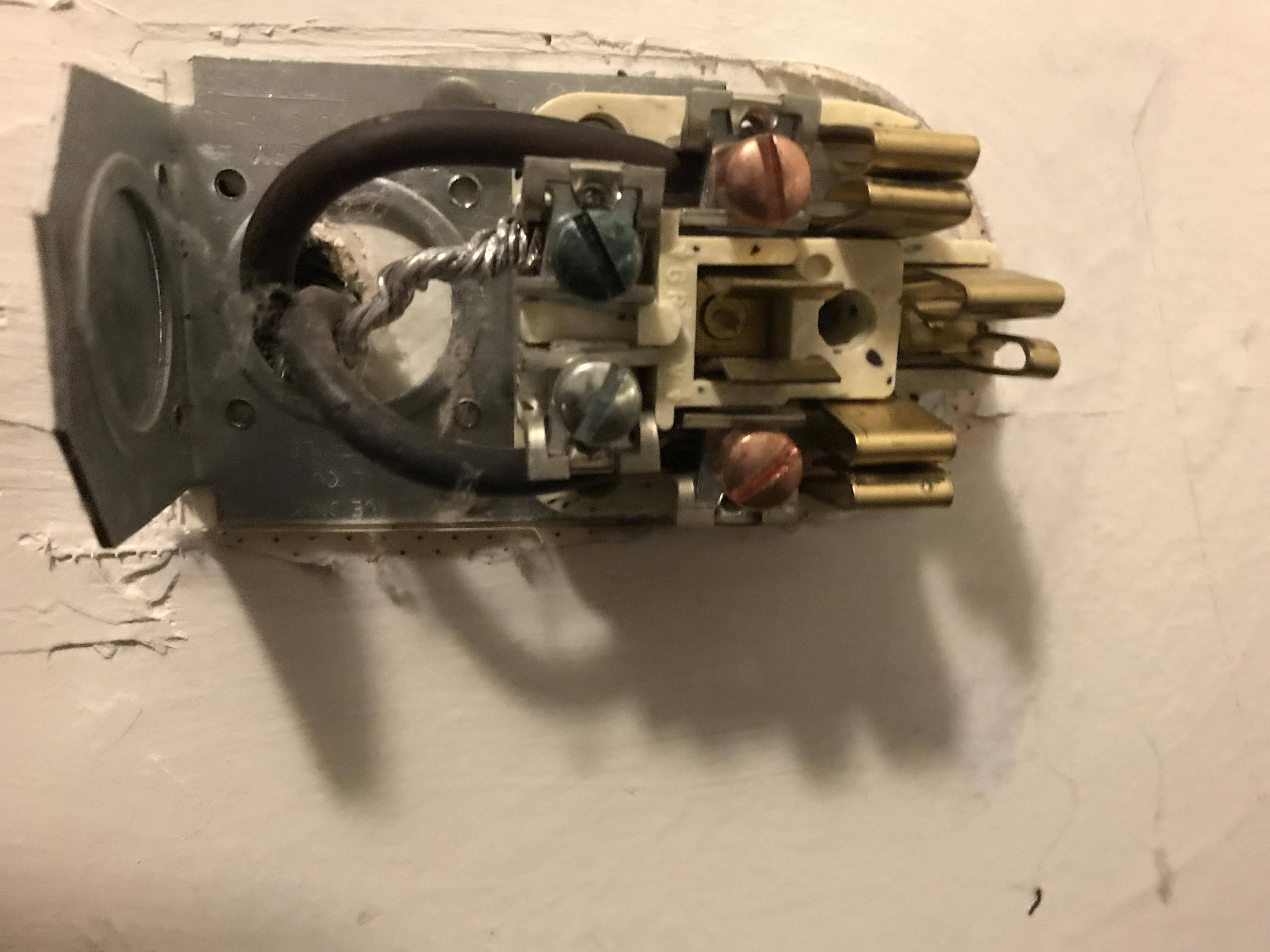 240v Floating neutral in 4wire dryer outlet with 3 wires in? Home