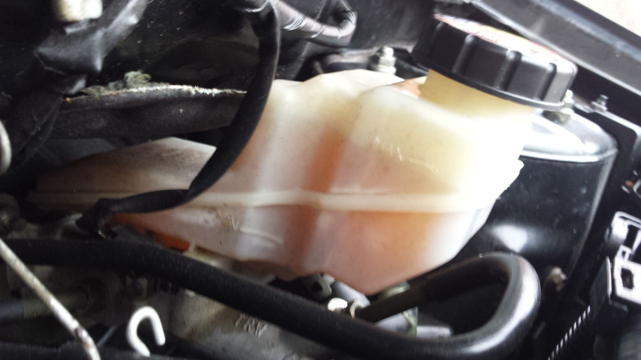 toyota Brake fluid doesn't move in the master cylinder container