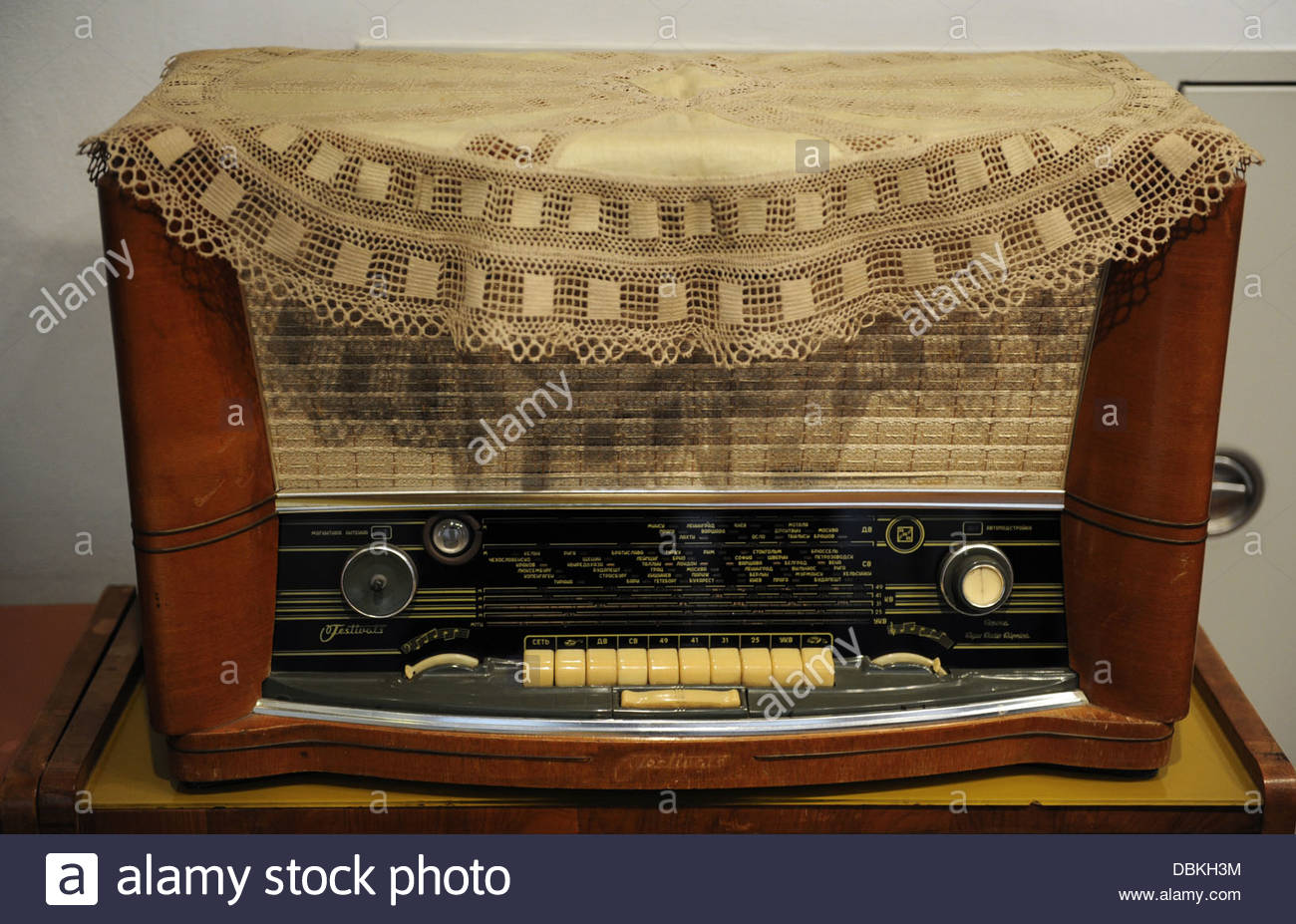 economy At the time of Sputnik, what kind of radios were common in