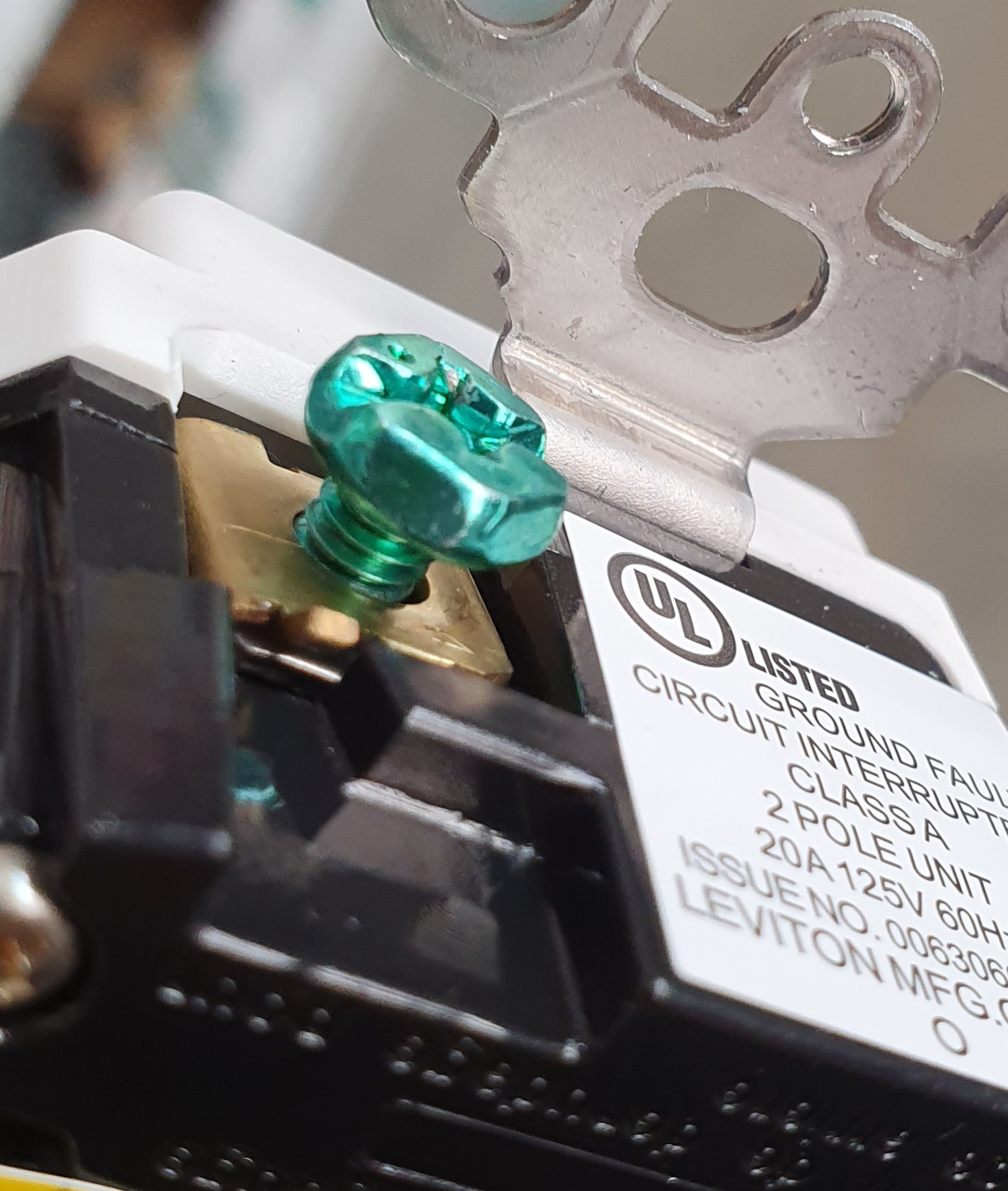 Electrical Why don’t electrical receptacles have more than one ground