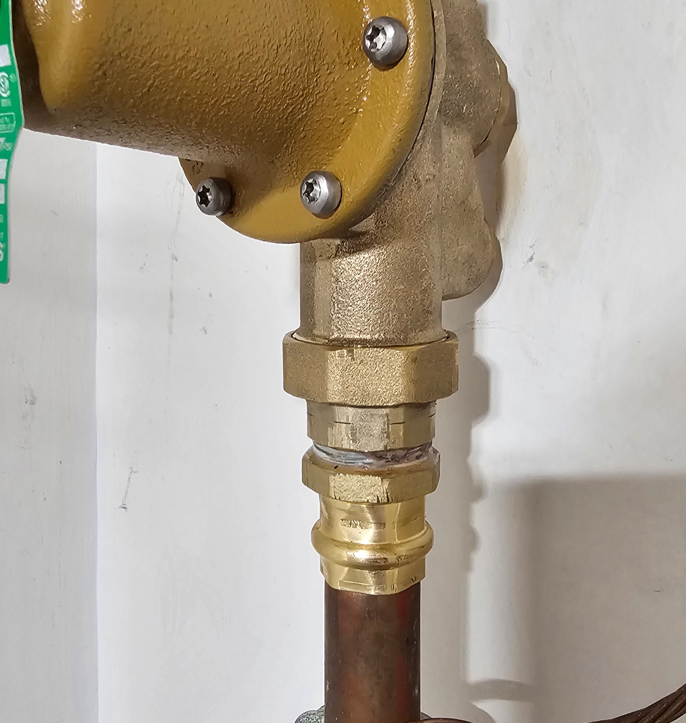 water How do I tighten this type of plumbing connection on a pressure