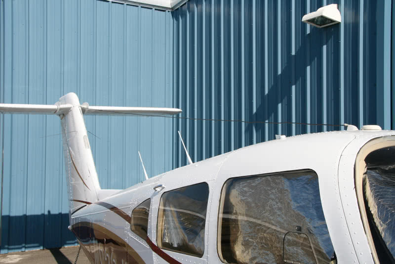 How many antennae are there on a typical small aircraft, and how are