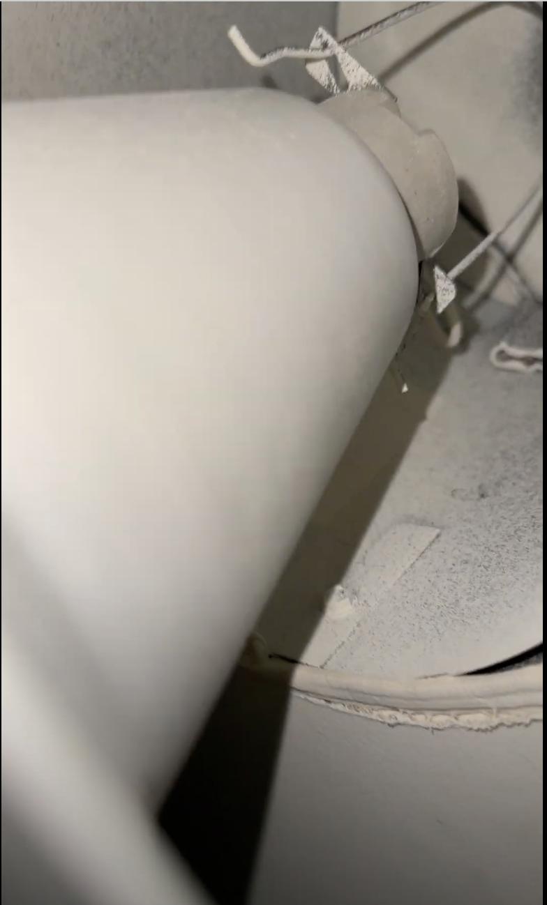 grounding - Where should I attach the ground wire in a recessed light