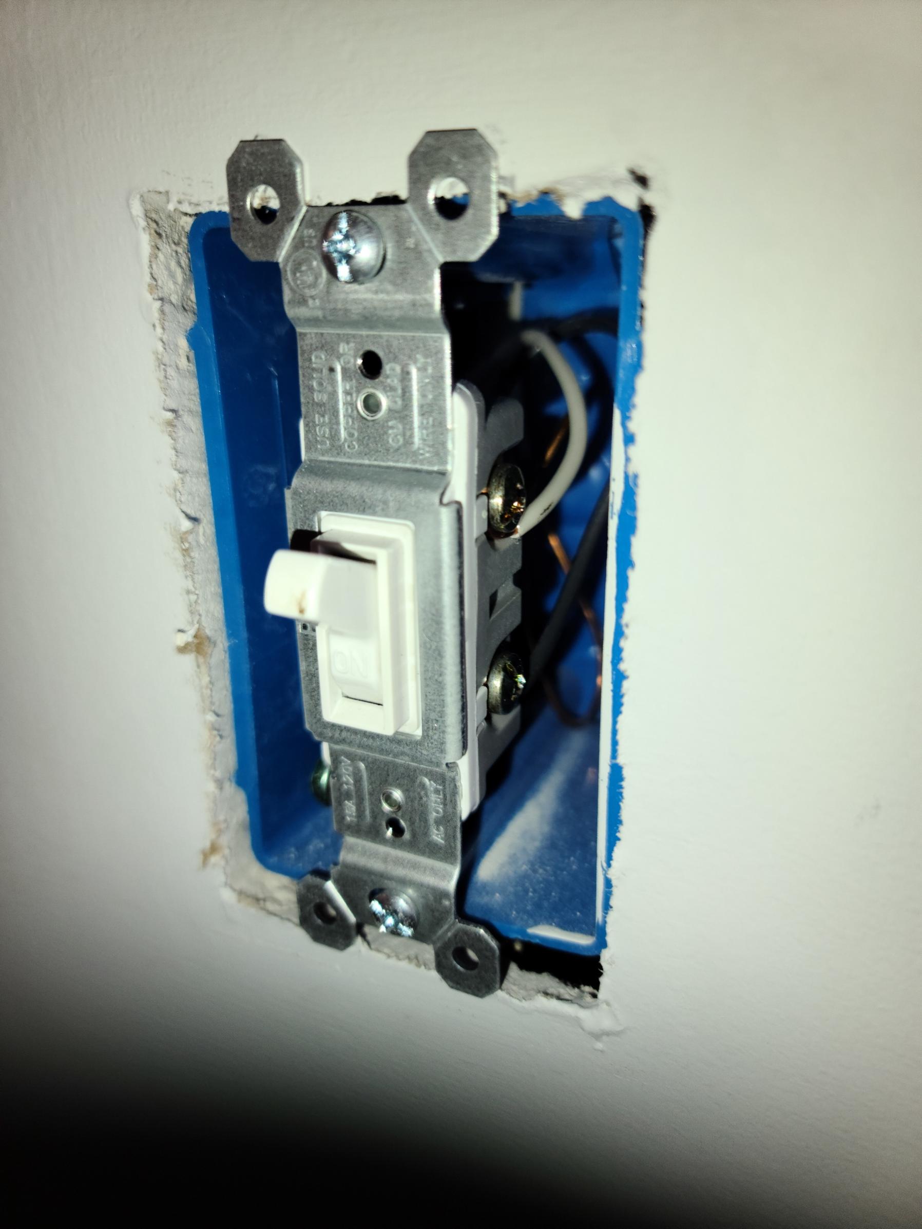 electrical - How do attach an outlet to an existing light switch