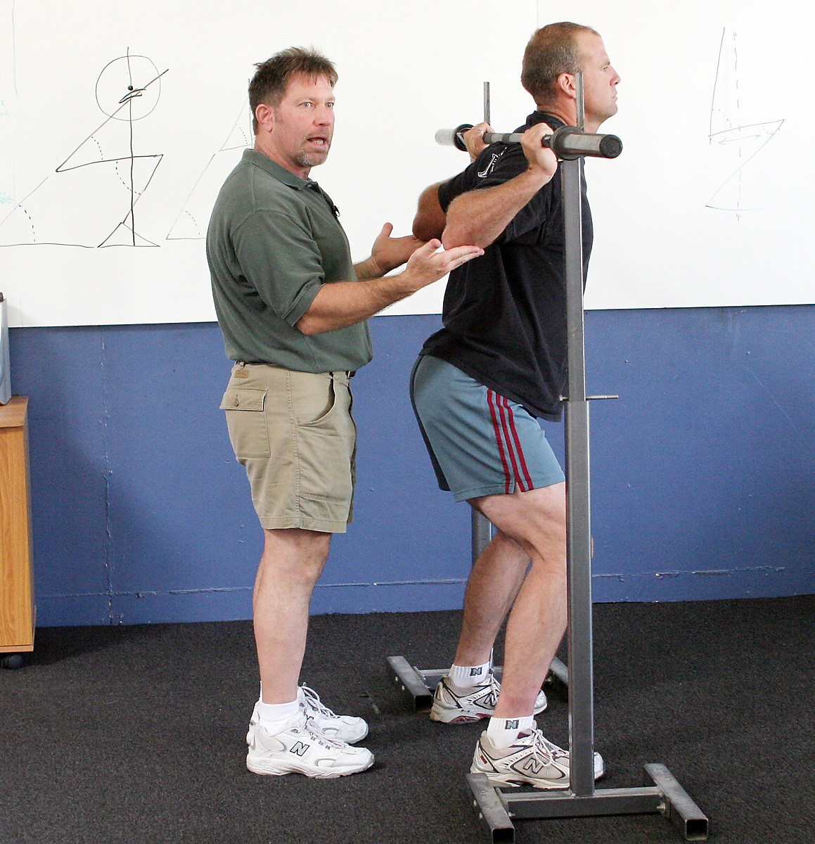 weightlifting Unable to grasp bar doing a back barbell squat