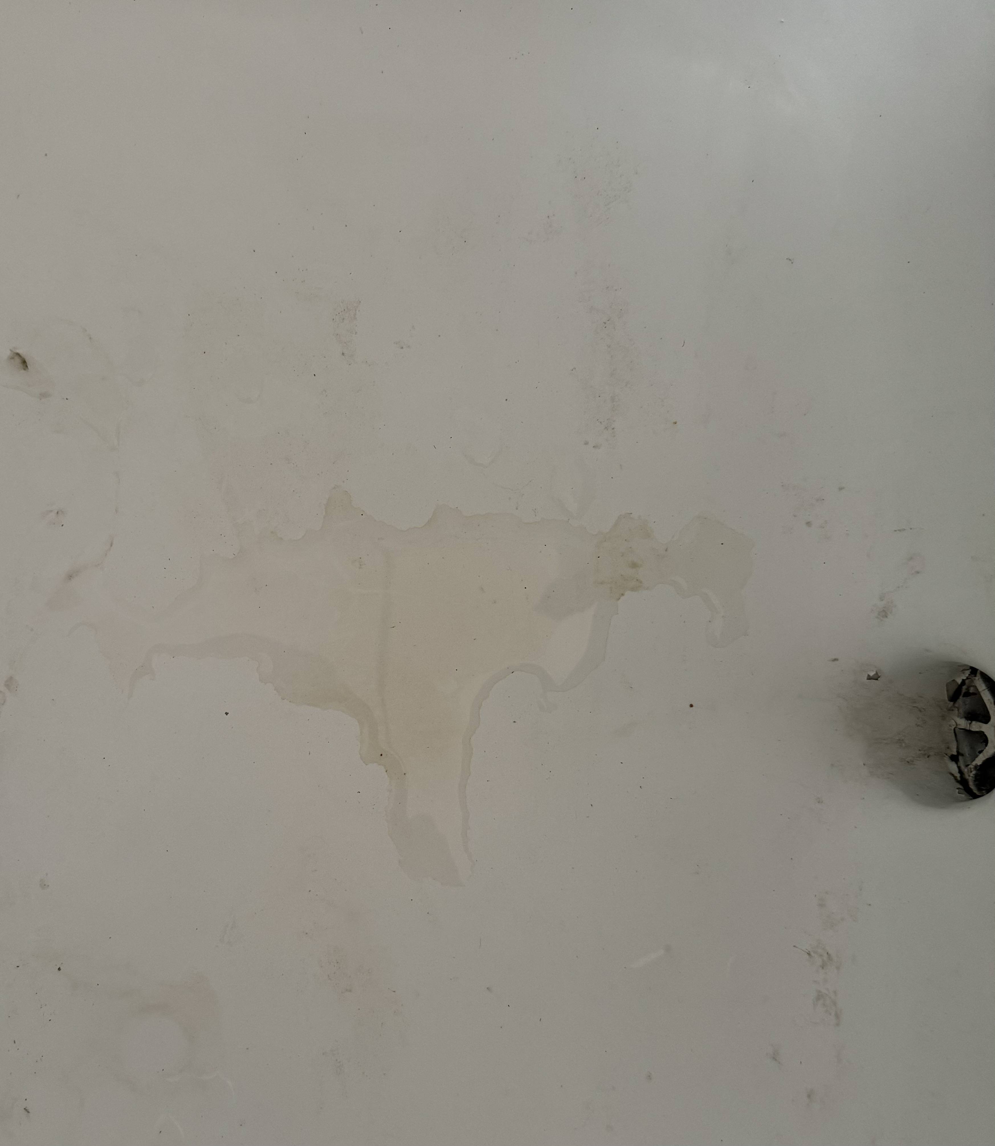 How do I get the water to completely drain from my tub with a drain in