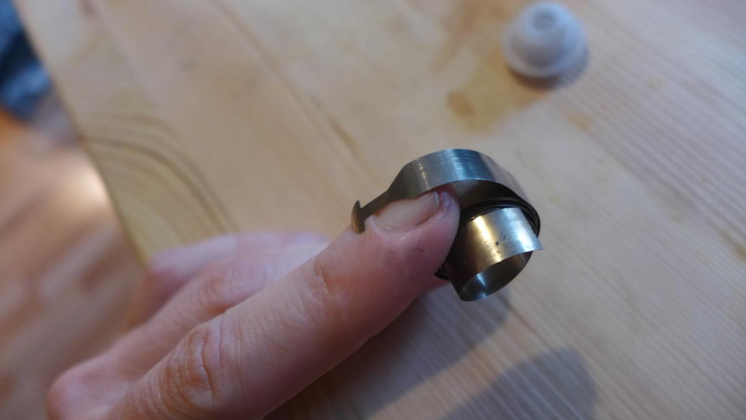 Repairing blind in bathroom How do spiral springs with 3 revolving