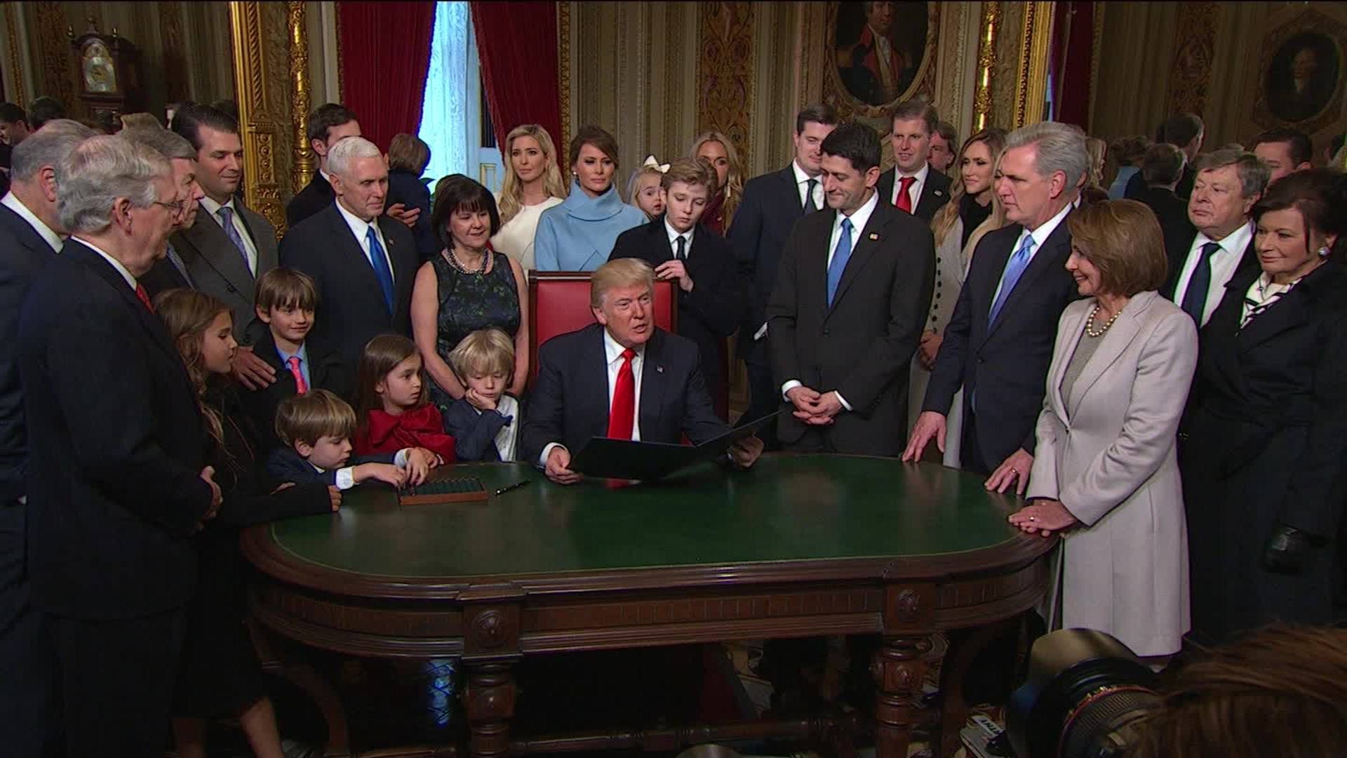 united states Why does the US President use a new pen for each order