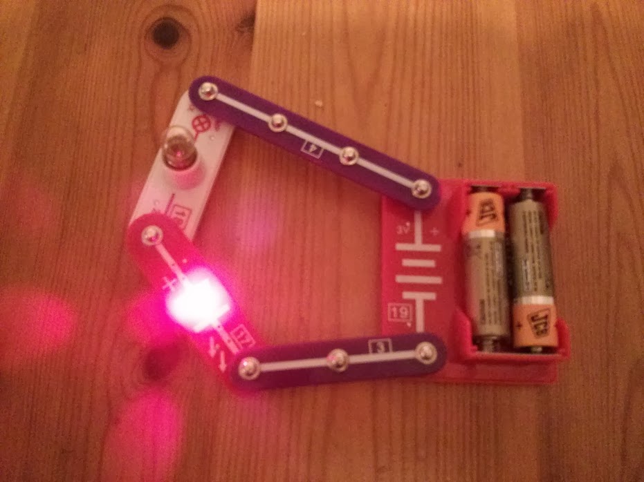 basic LED and lamp in series why does the bulb not light