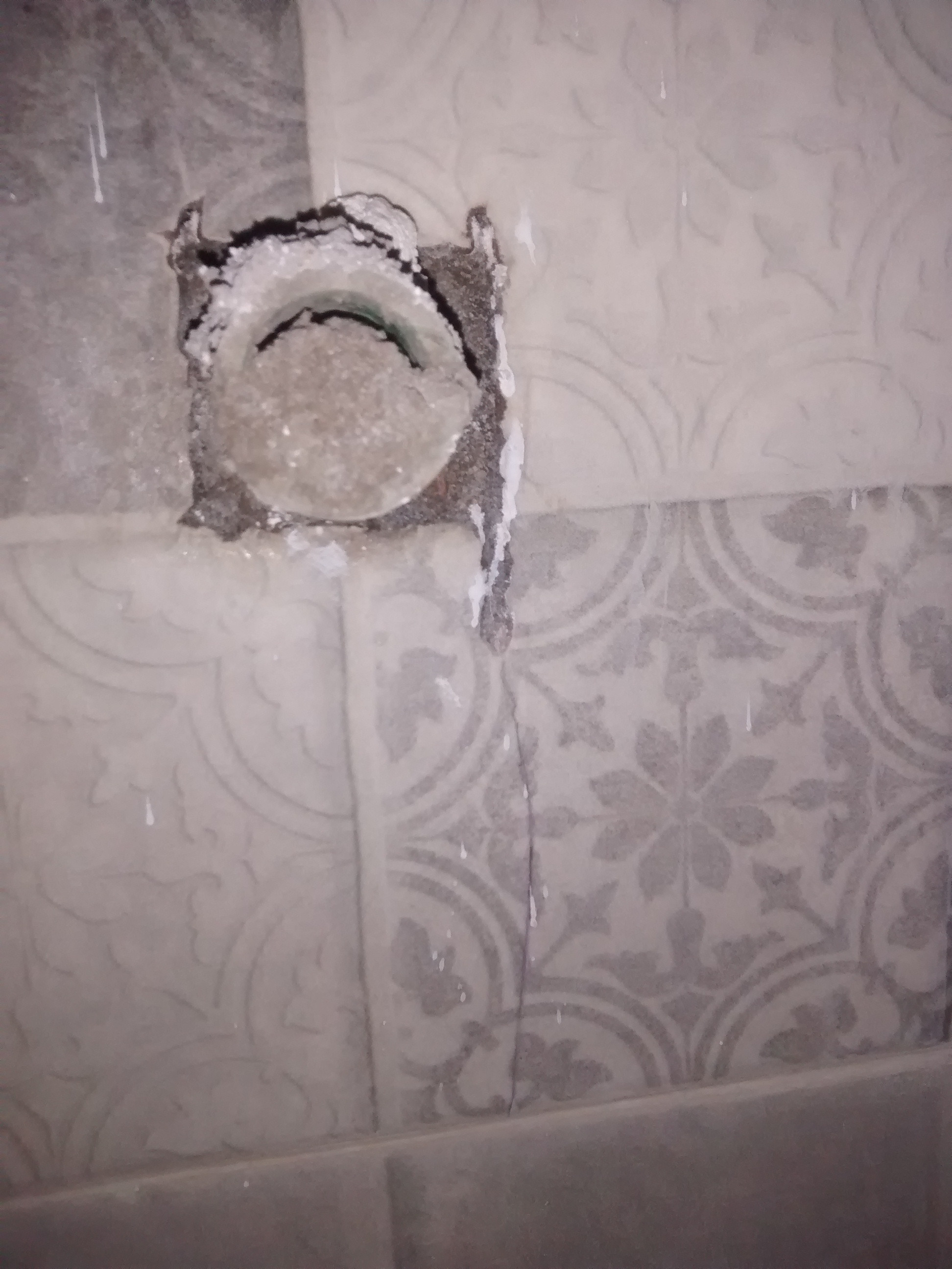Should I replace this cracked bathroom wall tile? Home Improvement Stack Exchange