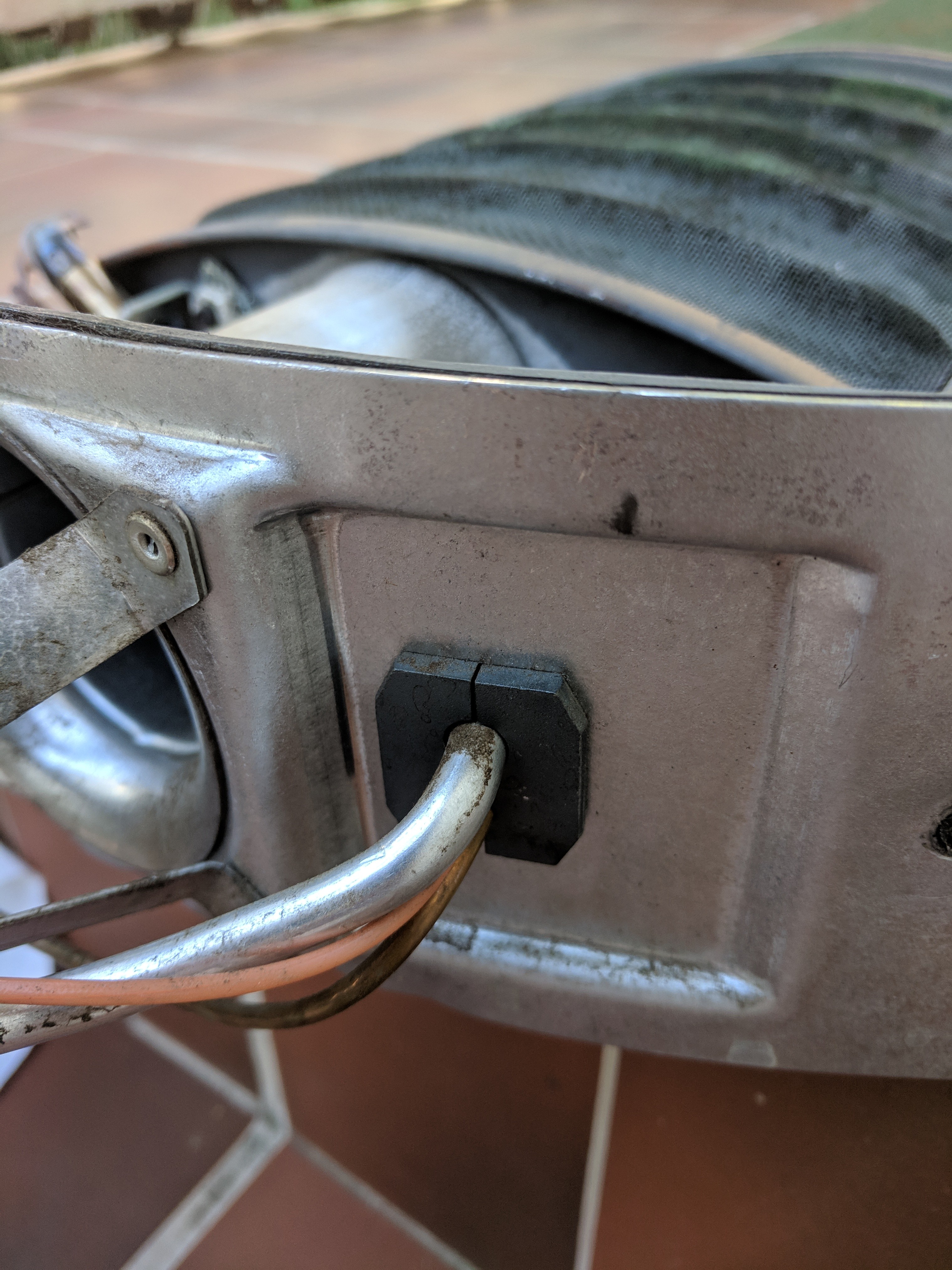 water heater How to remove thermocouple from this manifold door