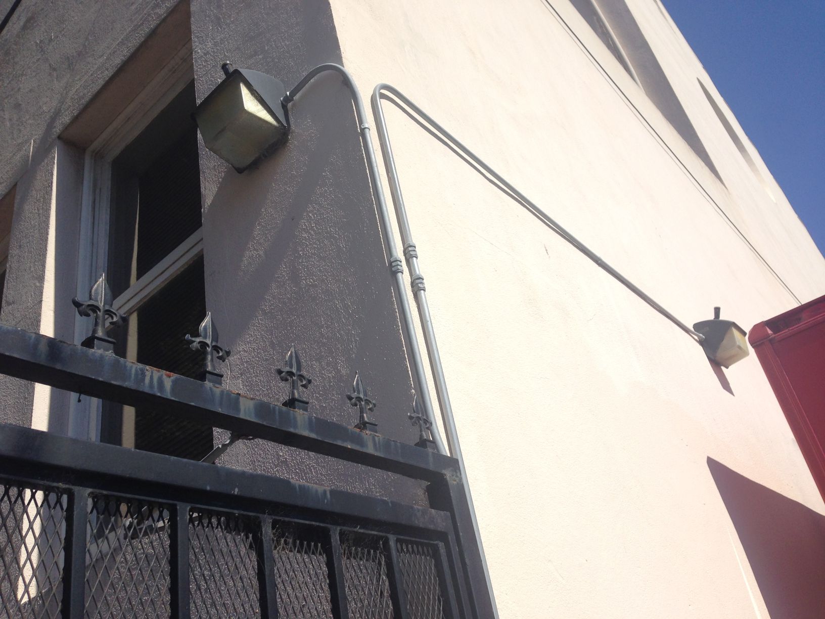 Electrical Does code allow daisychaining these surface outdoor