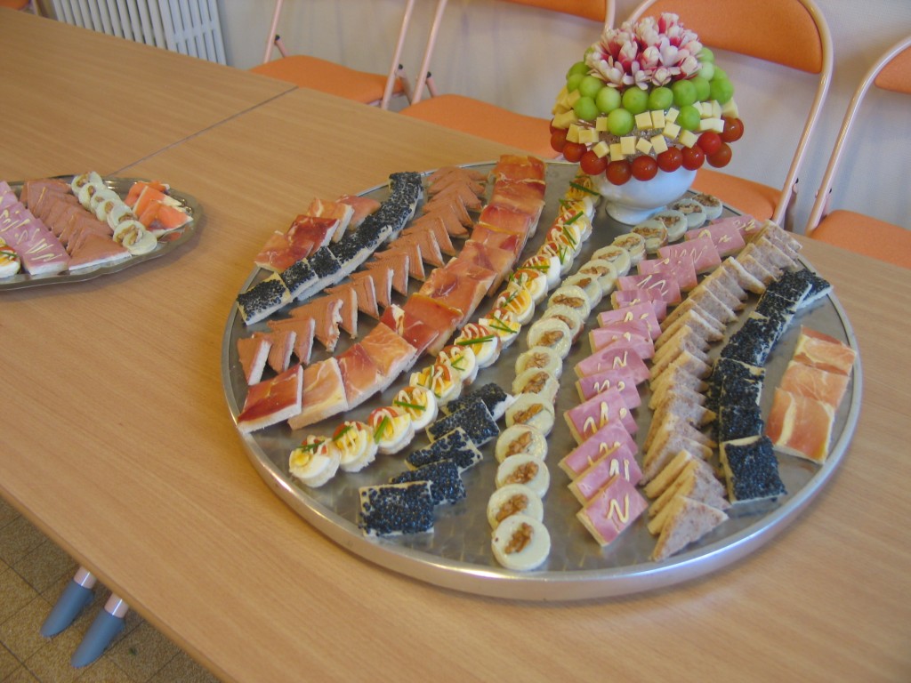 word request What to call light food served at cocktail parties, that