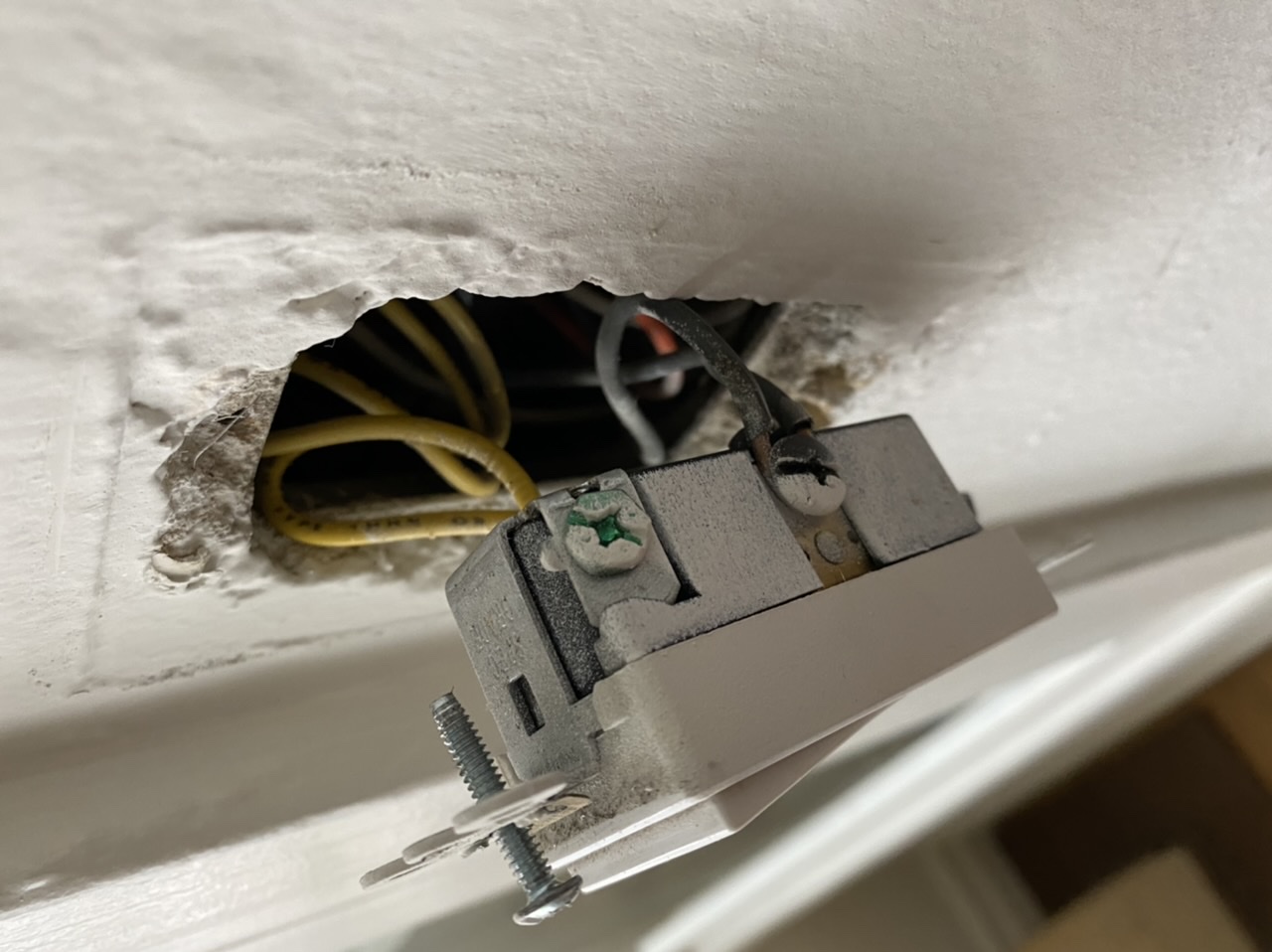 electrical - Ground wire seems to pass through light switch - Home