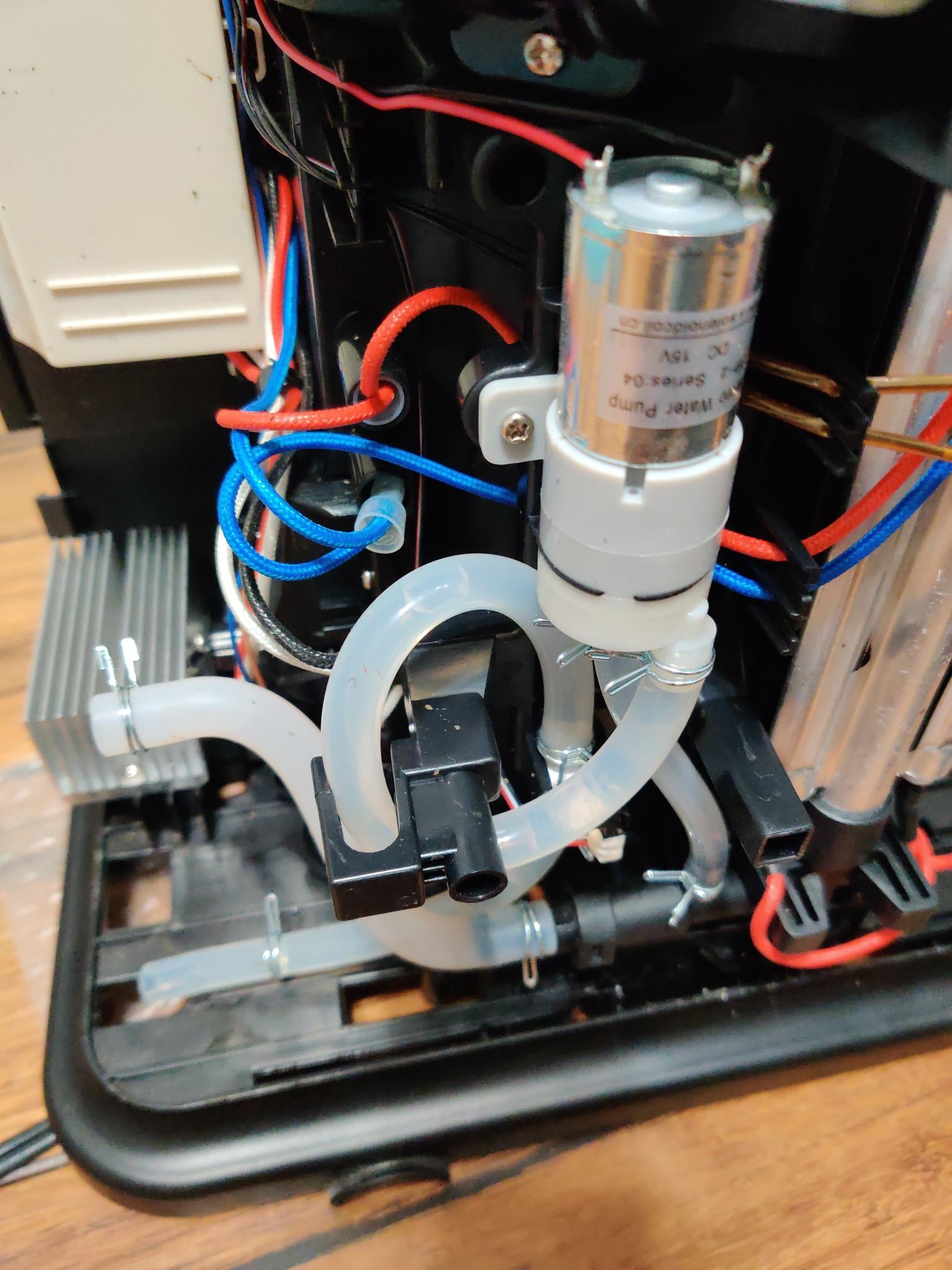 fluid mechanics Why does my coffee machine's water reservoir have two