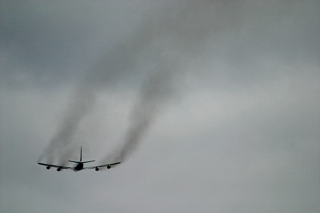 Why do jet engines smoke? Aviation Stack Exchange