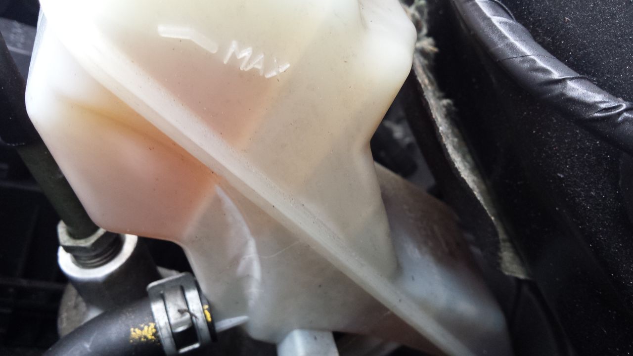 toyota Brake fluid doesn't move in the master cylinder container