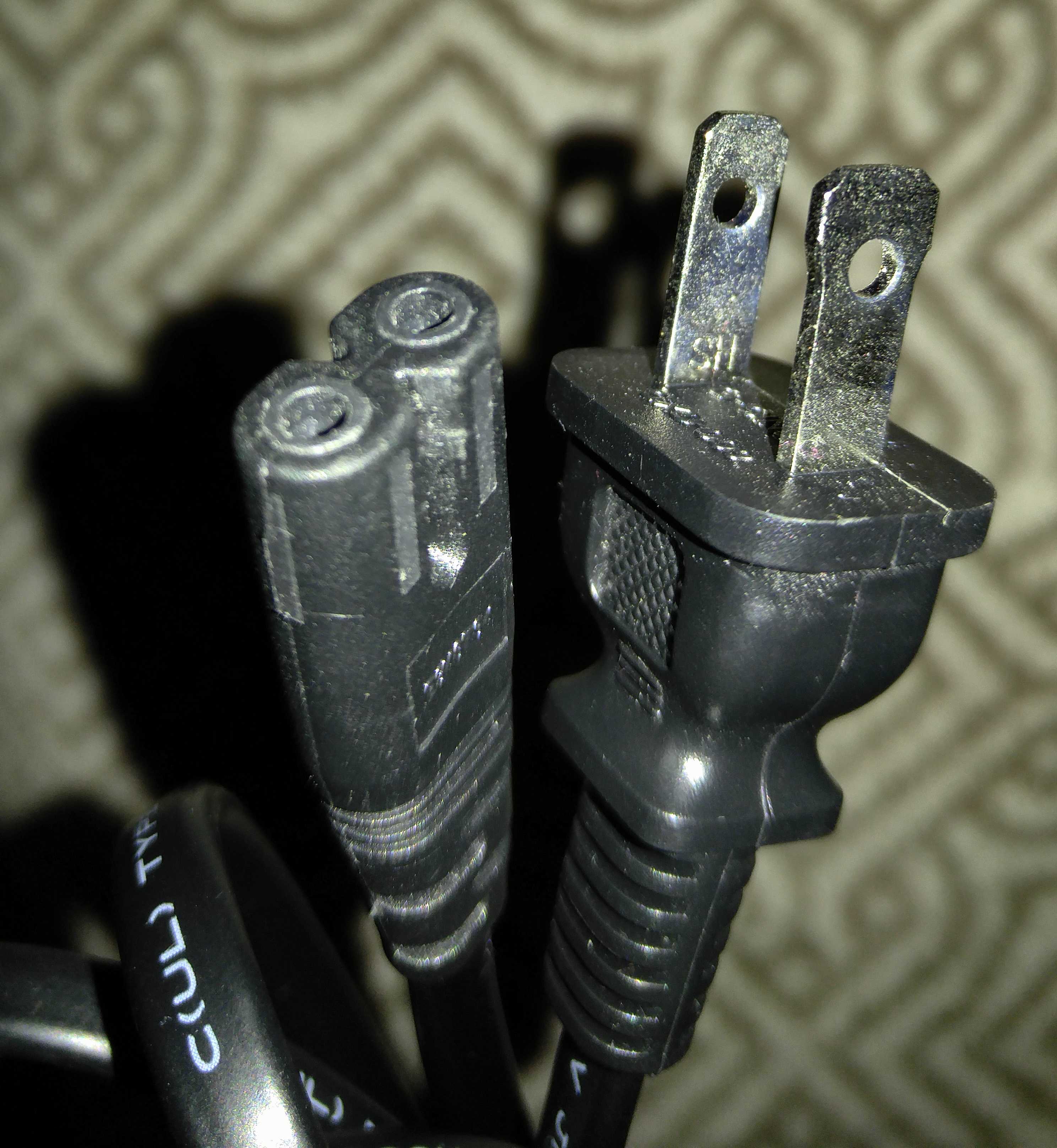 Why is this power cable sometimes polarized and sometimes not