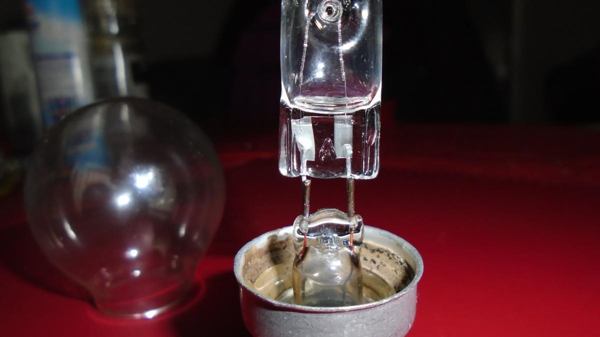 Electrical safety issue with halogen bulbs if the outer glass envelope comes off leaving