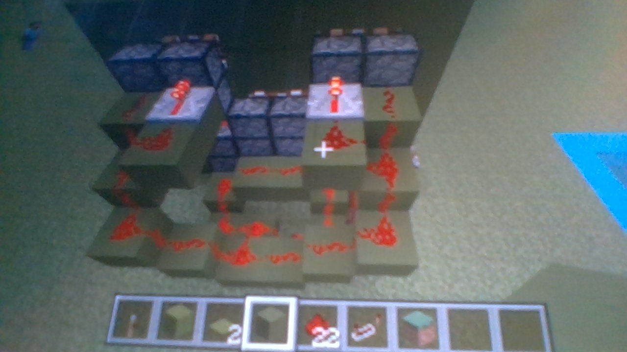 How to make this redstone circuit that displays a Minecraft creeper
