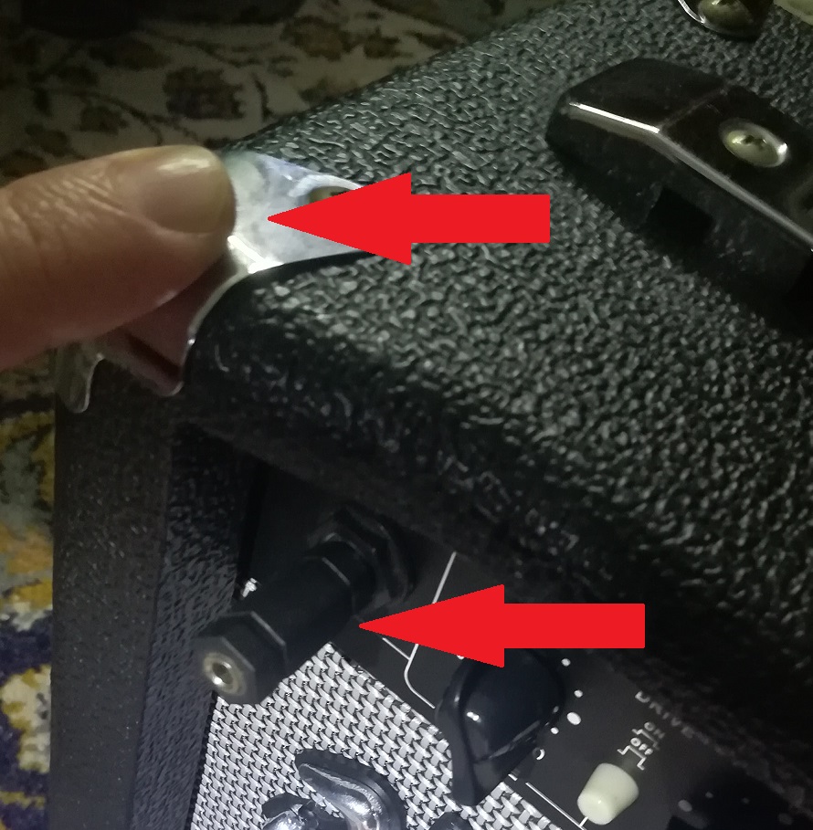 Guitar amp is making bad noise when I plug in a jack only Electrical