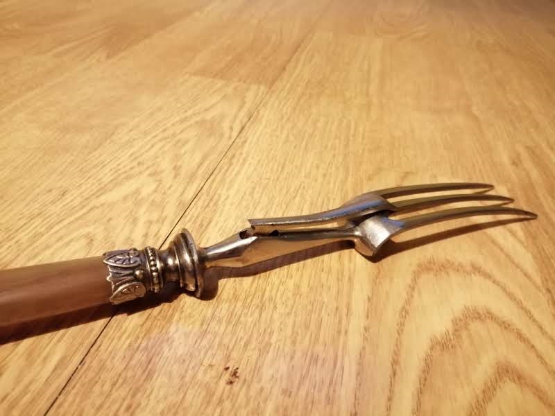 equipment What is the use of this strange contraption on this serving