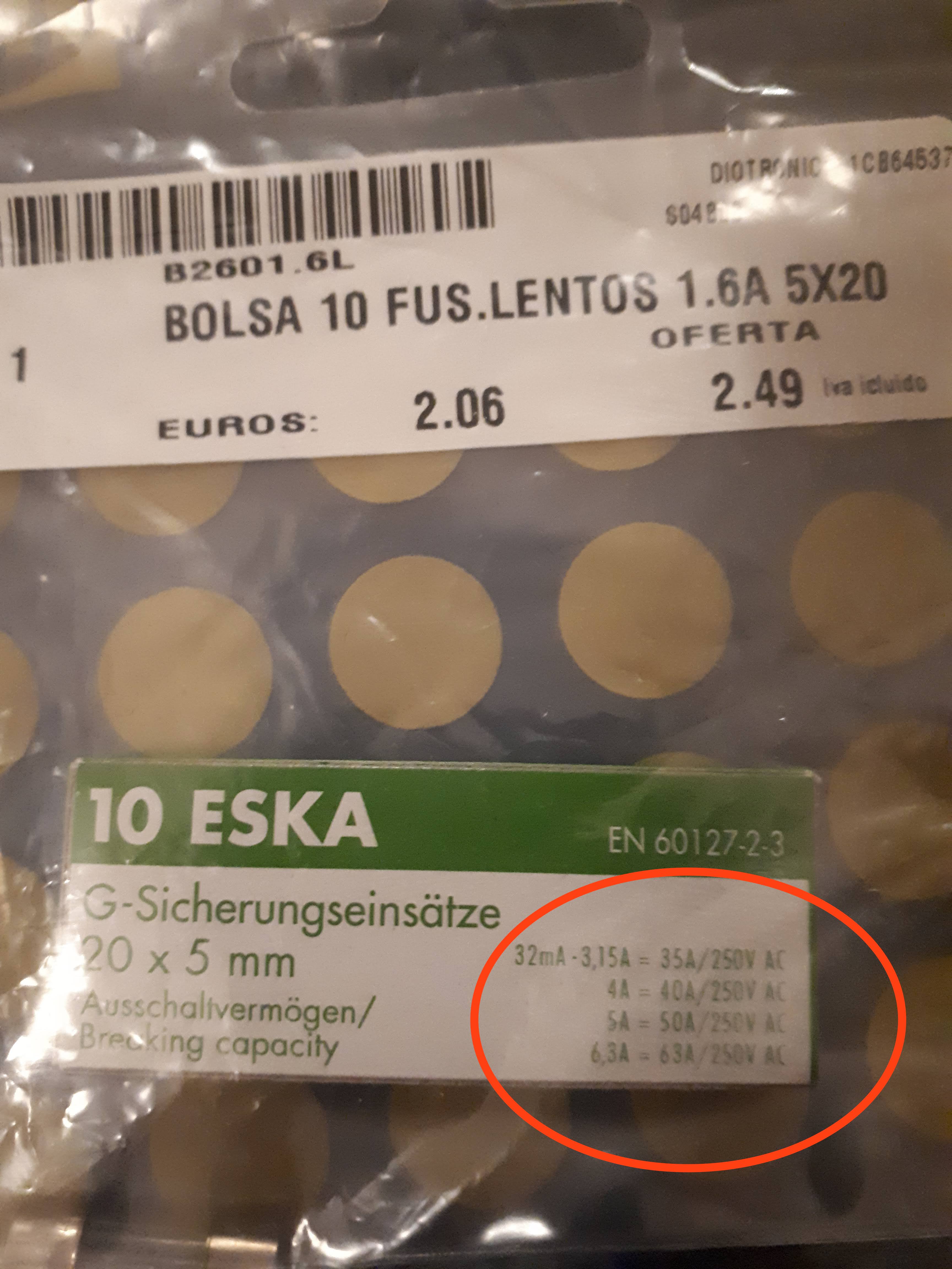 What does a table of "breaking capacity" values mean in a "slow blow