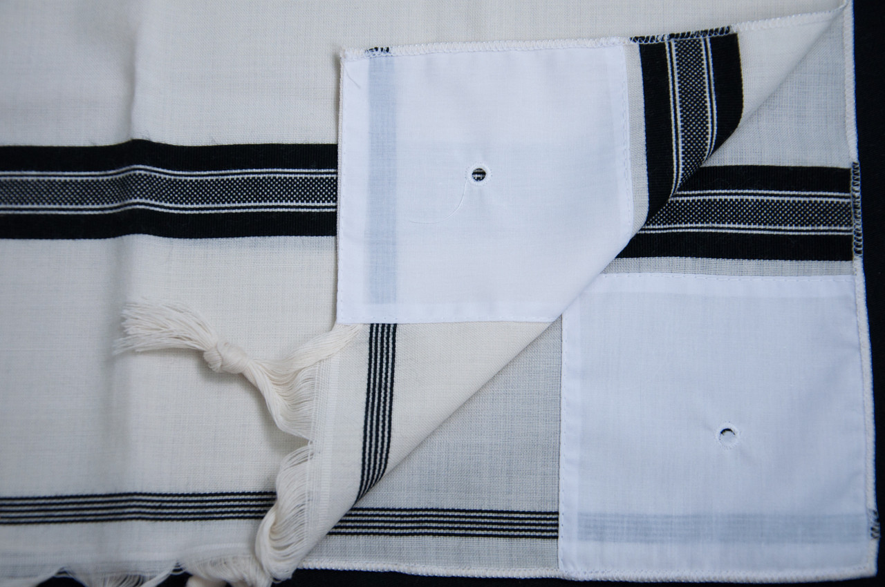 minhag Why does a Chabad tallit katan have silk corners? Mi Yodeya