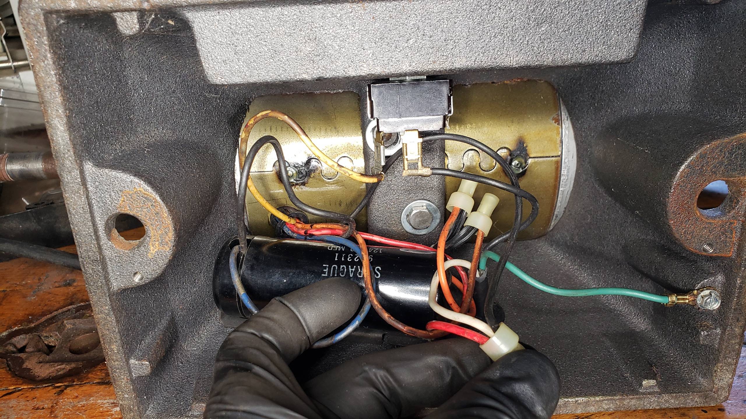 Is this motor humming because of a short circuit? Electrical