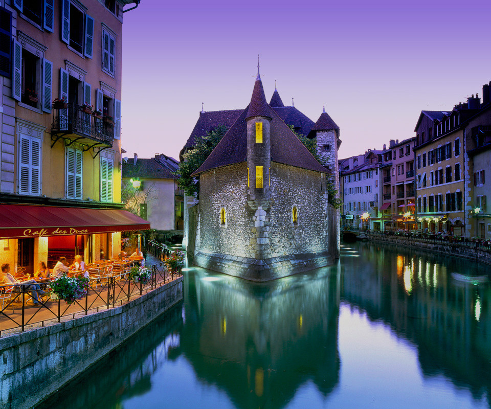 where on earth What town is in the Samsung Galaxy S default wallpaper