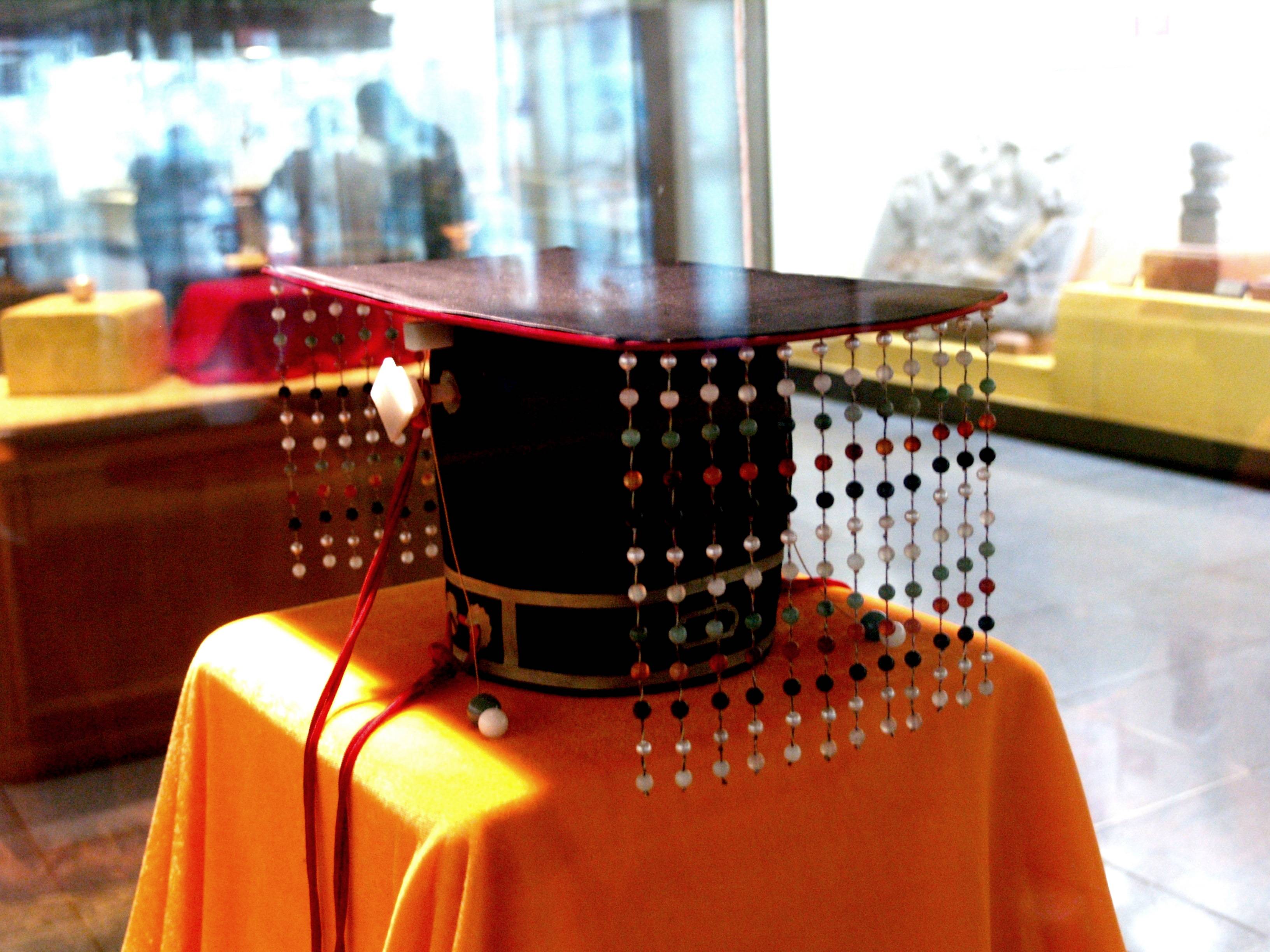 china Did Chinese emperors wear a rectangular hat with suspended gems